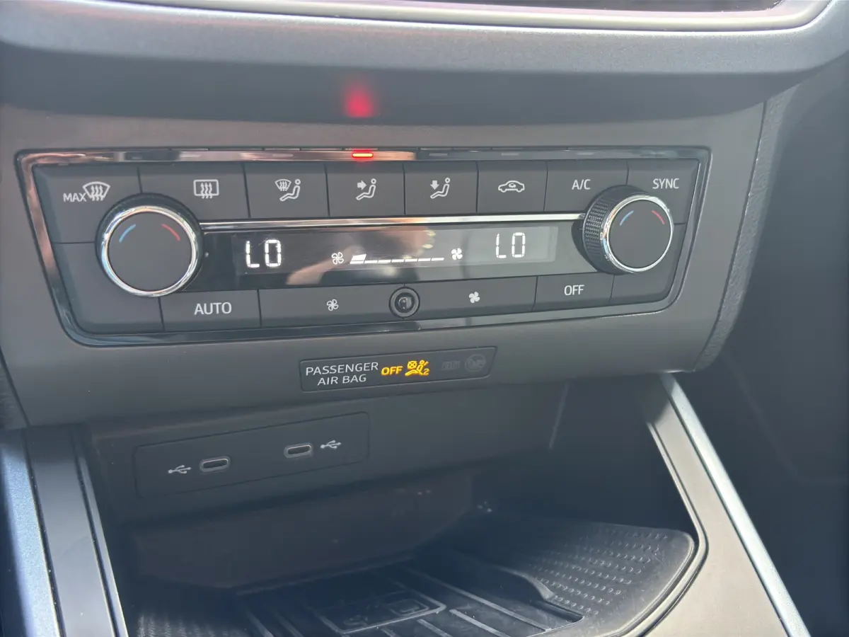 1.0 TSI Style Business Intense | Achteruitrijcamera | Apple Carplay/Android Auto | Cruise control adaptief |
