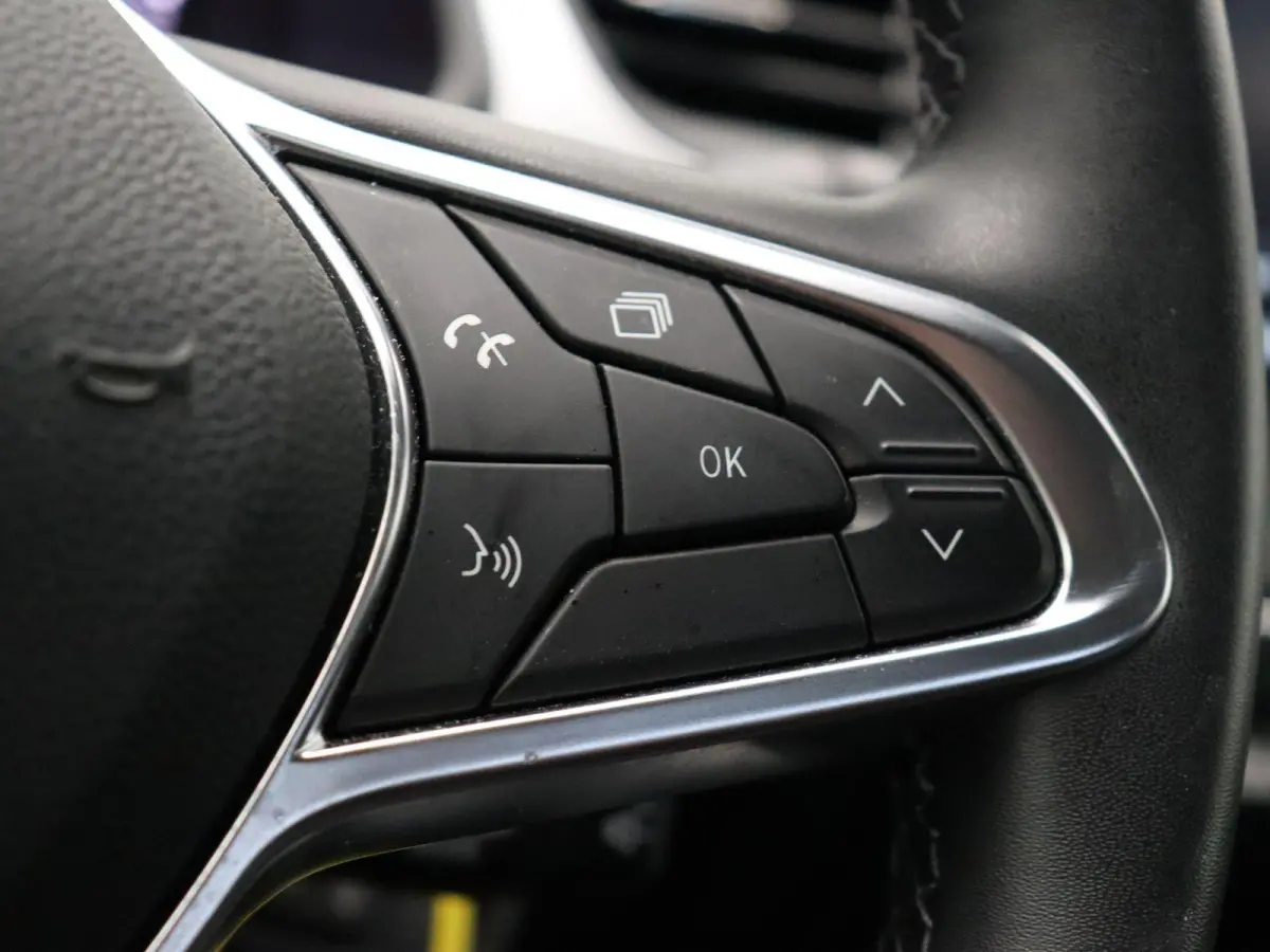 TCe 90pk techno | Cruise Control | Apple Carplay | Android auto | 17" LMV | Parkeersensoren achter |