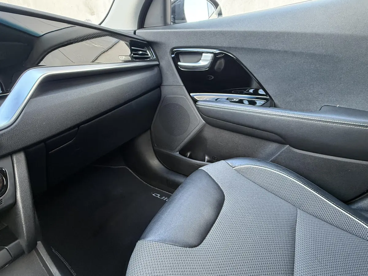 DynamicPlusLine 64 kWh SOH 94,1% | Trekhaak | Schuif-Kanteldak | Adaptive Cruise | 3-Fase 11kW | Stoel- & Stuurverwarming | LED | Camera | Keyless | Lane Assist | Apple CarPlay | 1e Eigenaar