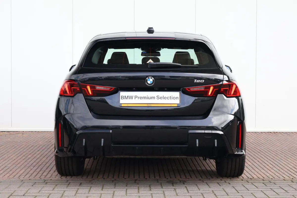120 | M-Sport Pakket | Achteruitrijcamera | PDC | Stoelverwarming Voor |
