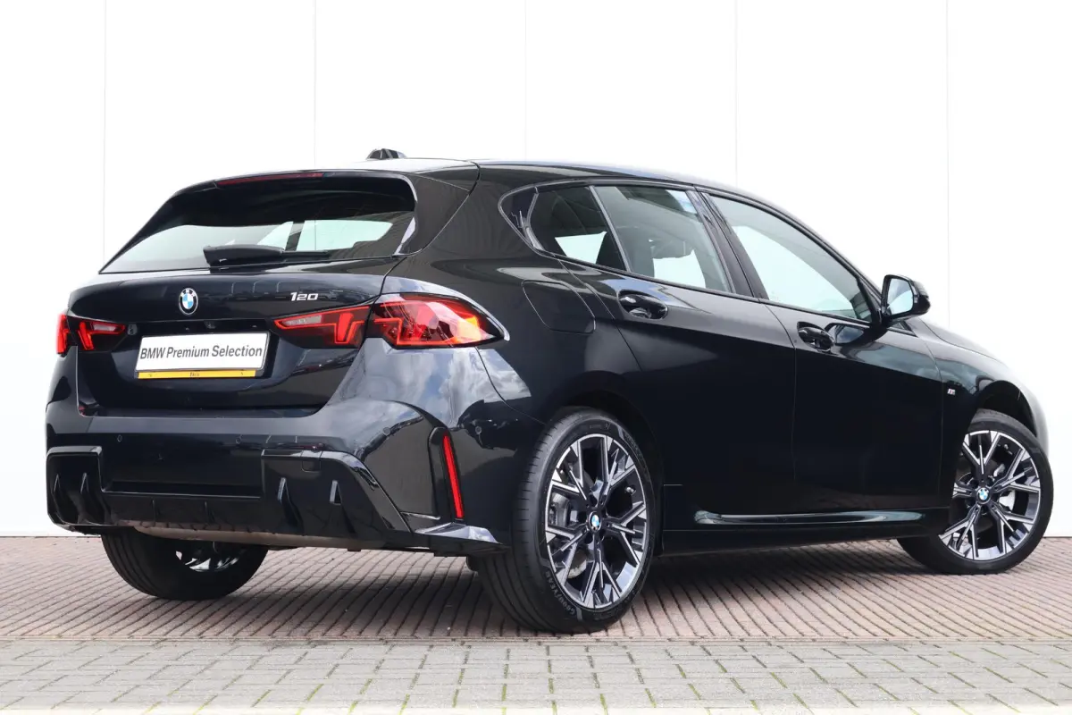 120 | M-Sport Pakket | Achteruitrijcamera | PDC | Stoelverwarming Voor |
