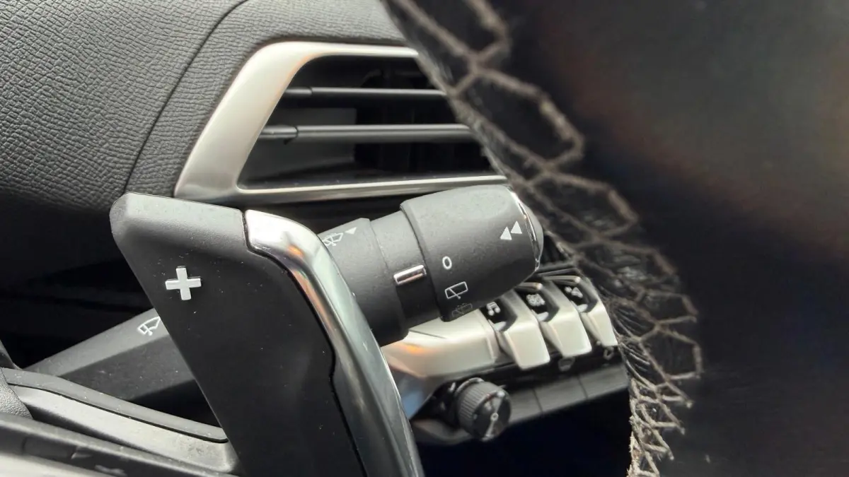 1.2 PURETECH 130PK ACTIVE AUTOMAAT / NAVI / CLIMA / LED / PDC / 17" LMV / KEYLESS / AFN.TREKHAAK / BLUETOOTH / CRUISECONTROL !!