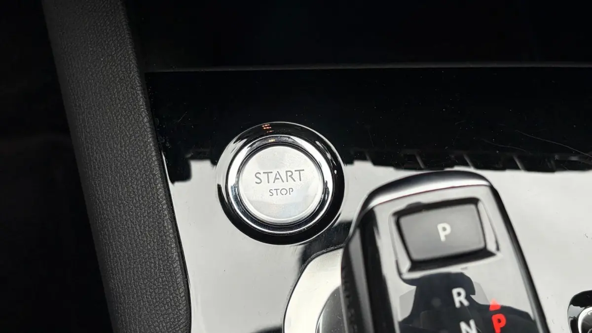 1.2 PURETECH 130PK ACTIVE AUTOMAAT / NAVI / CLIMA / LED / PDC / 17" LMV / KEYLESS / AFN.TREKHAAK / BLUETOOTH / CRUISECONTROL !!