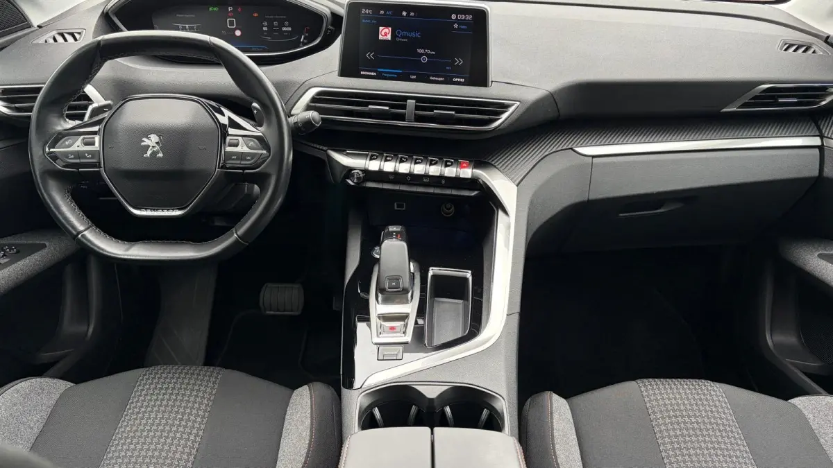 1.2 PURETECH 130PK ACTIVE AUTOMAAT / NAVI / CLIMA / LED / PDC / 17" LMV / KEYLESS / AFN.TREKHAAK / BLUETOOTH / CRUISECONTROL !!