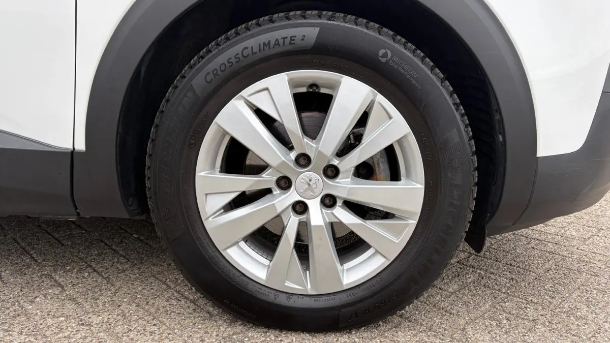 1.2 PURETECH 130PK ACTIVE AUTOMAAT / NAVI / CLIMA / LED / PDC / 17" LMV / KEYLESS / AFN.TREKHAAK / BLUETOOTH / CRUISECONTROL !!