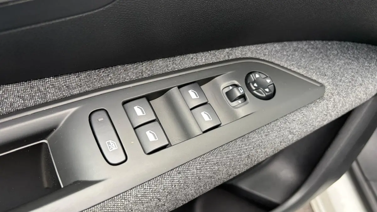 1.2 PURETECH 130PK ACTIVE AUTOMAAT / NAVI / CLIMA / LED / PDC / 17" LMV / KEYLESS / AFN.TREKHAAK / BLUETOOTH / CRUISECONTROL !!