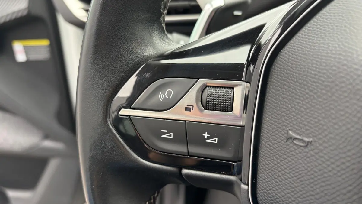 1.2 PURETECH 130PK ACTIVE AUTOMAAT / NAVI / CLIMA / LED / PDC / 17" LMV / KEYLESS / AFN.TREKHAAK / BLUETOOTH / CRUISECONTROL !!