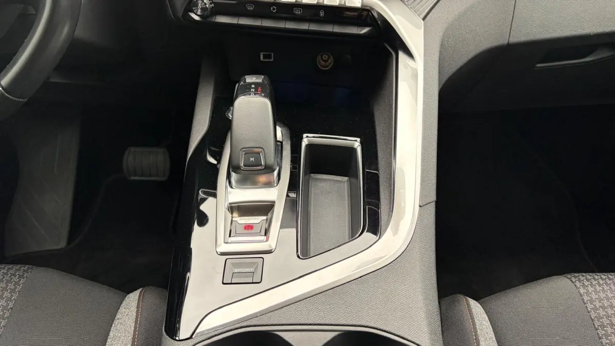 1.2 PURETECH 130PK ACTIVE AUTOMAAT / NAVI / CLIMA / LED / PDC / 17" LMV / KEYLESS / AFN.TREKHAAK / BLUETOOTH / CRUISECONTROL !!