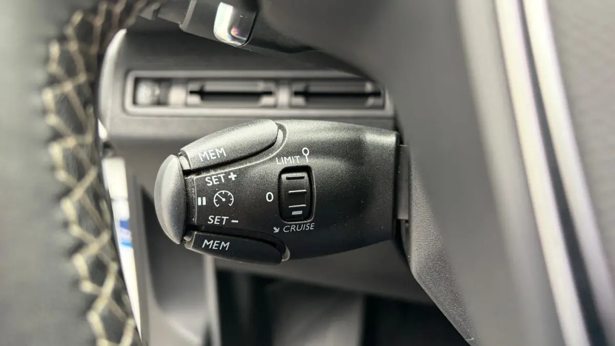 1.2 PURETECH 130PK ACTIVE AUTOMAAT / NAVI / CLIMA / LED / PDC / 17" LMV / KEYLESS / AFN.TREKHAAK / BLUETOOTH / CRUISECONTROL !!