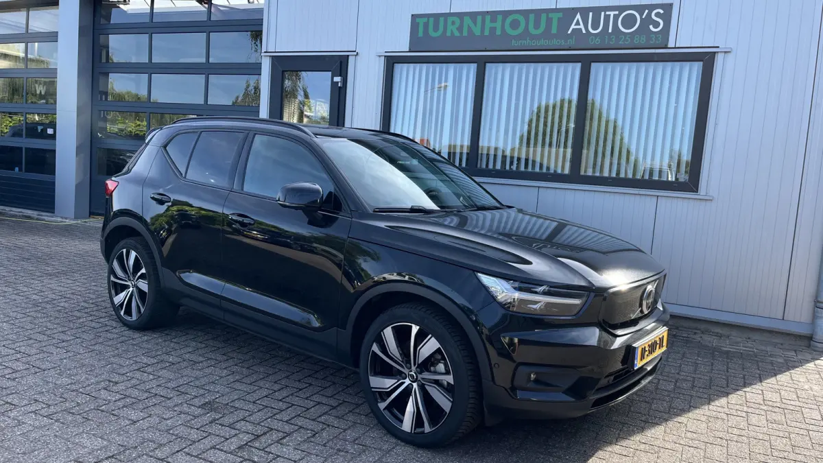 Pro is een luxe, volledig elektrische uitvoering van de populaire compacte SUV. Dit uitgeruste Pro-model biedt extra opties zoals een panoramadak, een 360-graden camera, stuurverwarming en g