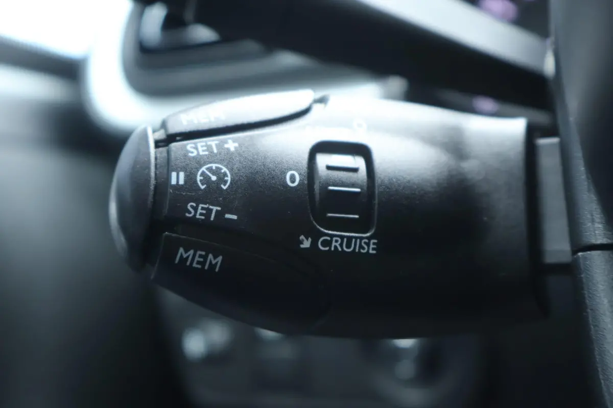 1.2 PureTech Shine | Cruise Control | Achteruitrij Camera | Dodehoeksdetectie | Navigatie | Automaat |