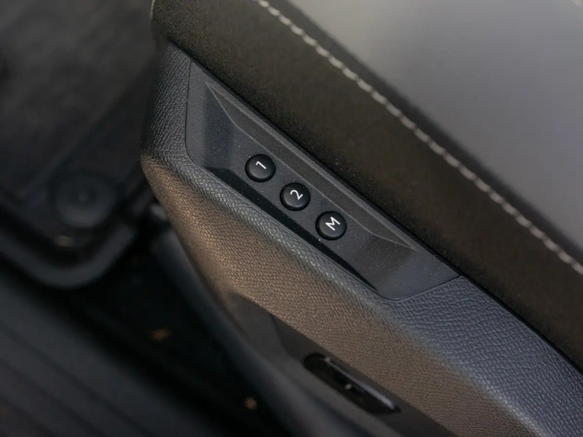 1.2 e-Hybrid First Edition | Adapt. Cruise | Schuif/Kanteldak | Camera | Carplay | 18" | Elektr. A-Klep | Navi | Winter Pack