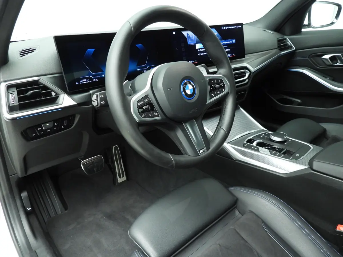 320e | M-Sportpakket | LED | Navigatie | SOH 96% | Trekhaak | Stoelverwarming | DAB | Alu 18 inch