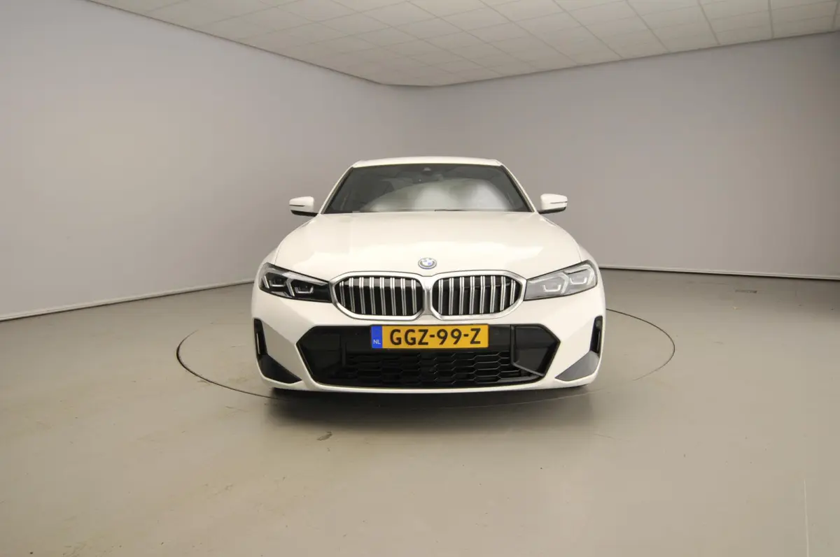 320e | M-Sportpakket | LED | Navigatie | SOH 96% | Trekhaak | Stoelverwarming | DAB | Alu 18 inch