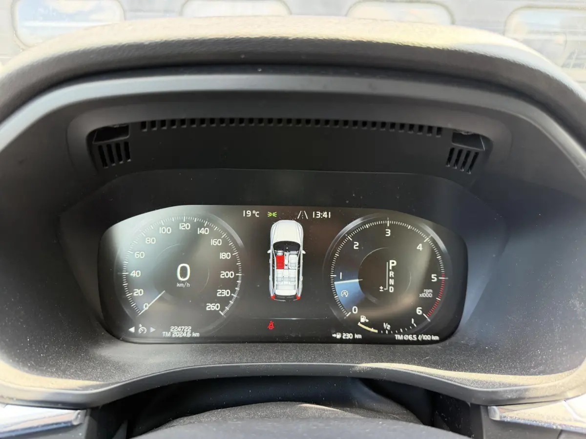 2.0 D4 Momentum | Camera | Navigatie | Lederen Bekleding | Elektrische Achterklep | Trekhaak |
