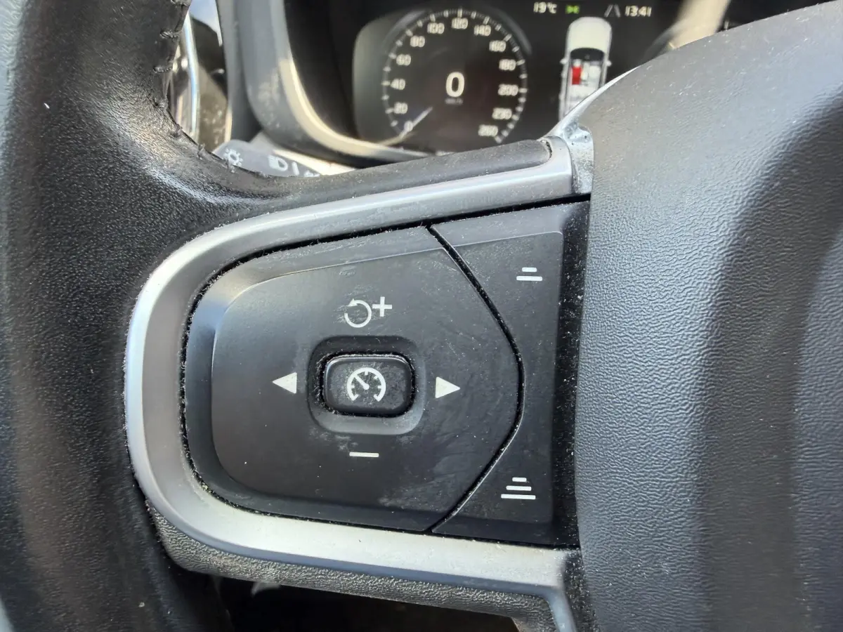 2.0 D4 Momentum | Camera | Navigatie | Lederen Bekleding | Elektrische Achterklep | Trekhaak |
