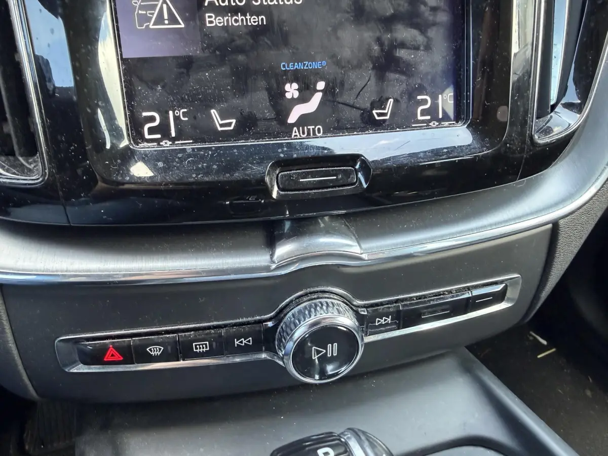 2.0 D4 Momentum | Camera | Navigatie | Lederen Bekleding | Elektrische Achterklep | Trekhaak |