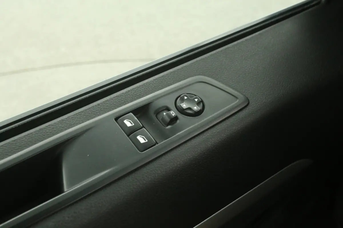 2.0 D-4D Navigator Long L3H1 | DC | 6 Zits | Airco | Cruise | Trekhaak | Parkeersens.