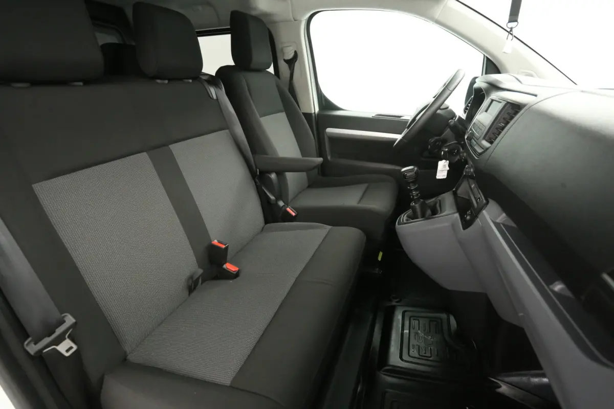 2.0 D-4D Navigator Long L3H1 | DC | 6 Zits | Airco | Cruise | Trekhaak | Parkeersens.