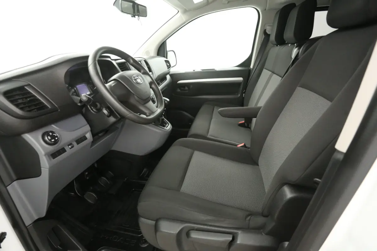 2.0 D-4D Navigator Long L3H1 | DC | 6 Zits | Airco | Cruise | Trekhaak | Parkeersens.