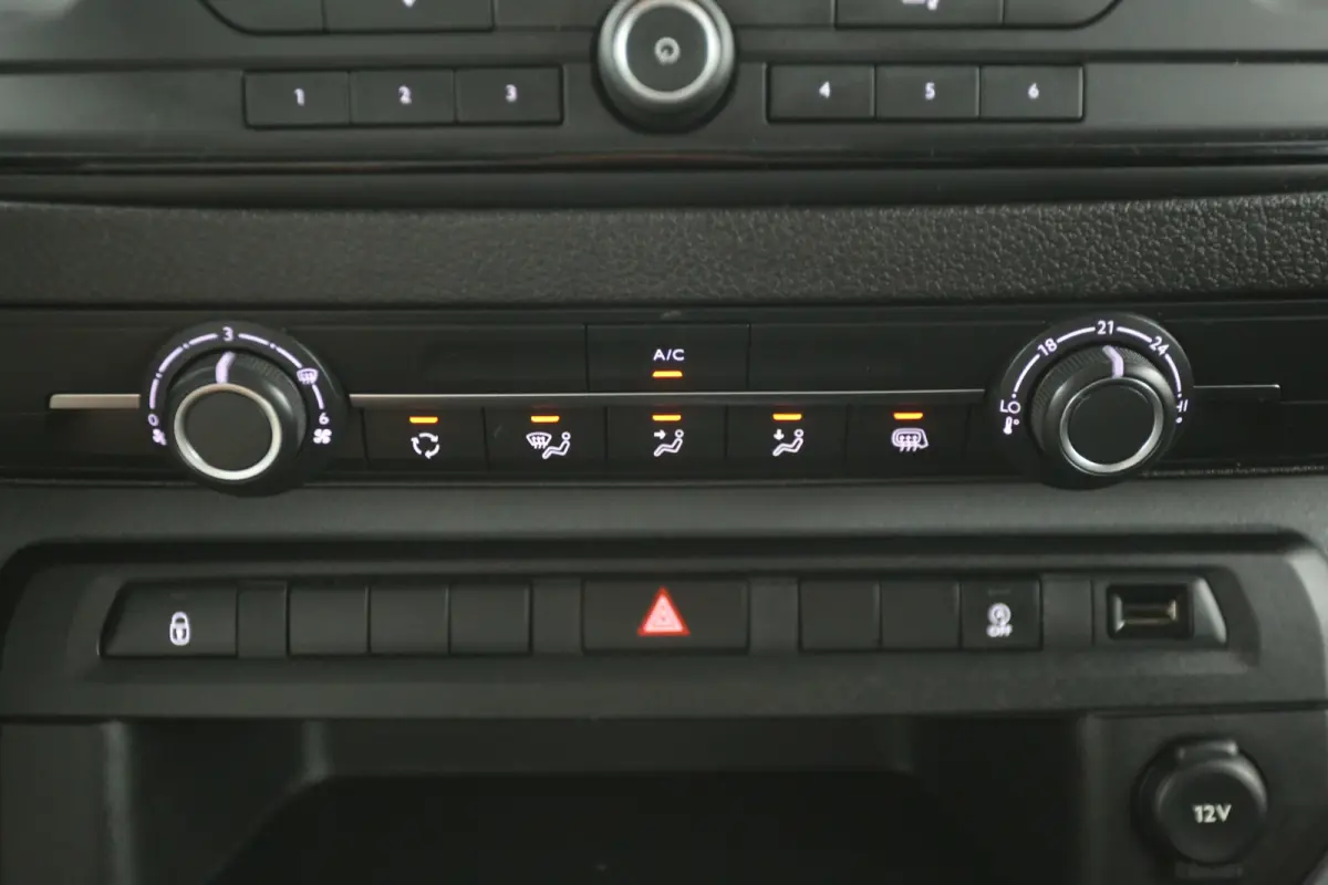 2.0 D-4D Navigator Long L3H1 | DC | 6 Zits | Airco | Cruise | Trekhaak | Parkeersens.