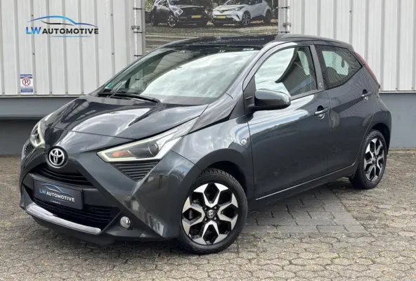 1.0 VVT-i x-play | 15'' velgen | Camera | Carplay