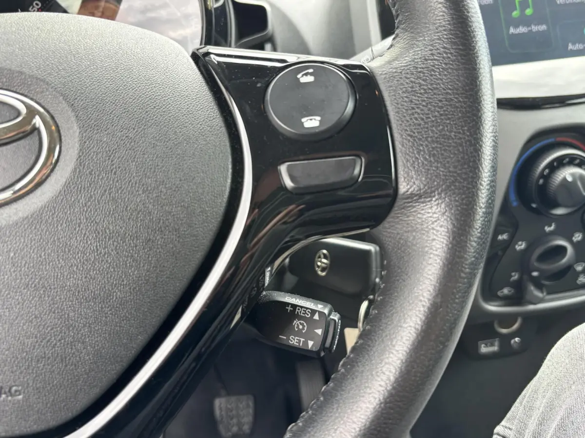 1.0 VVT-i x-joy | 15'' velgen | Camera | Carplay