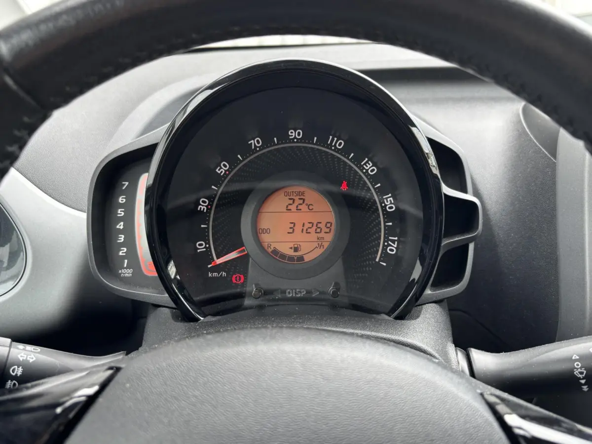 1.0 VVT-i x-joy | 15'' velgen | Camera | Carplay
