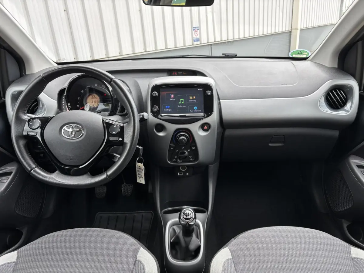 1.0 VVT-i x-joy | 15'' velgen | Camera | Carplay