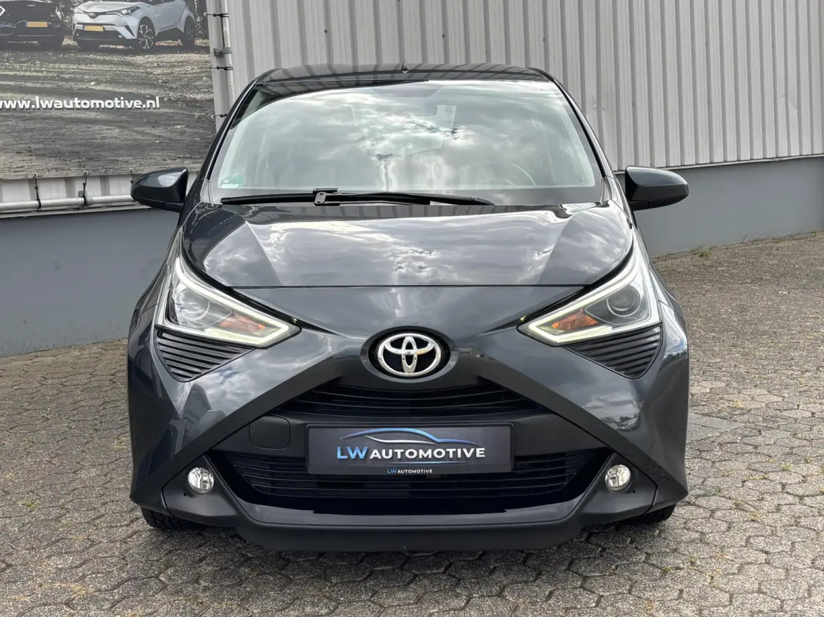 1.0 VVT-i x-joy | 15'' velgen | Camera | Carplay
