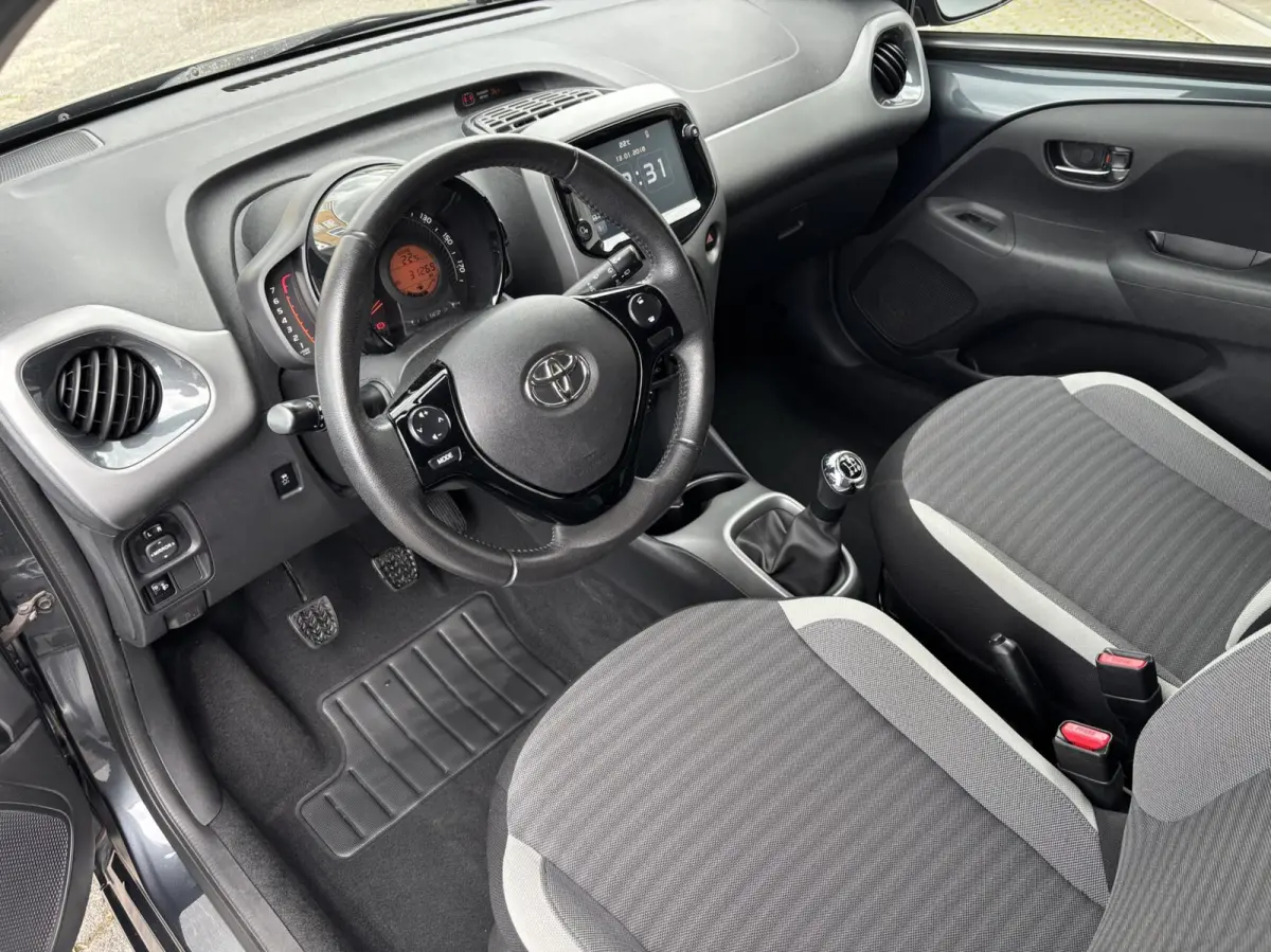 1.0 VVT-i x-joy | 15'' velgen | Camera | Carplay