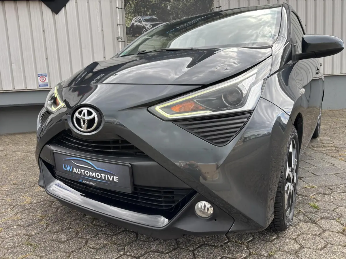 1.0 VVT-i x-joy | 15'' velgen | Camera | Carplay