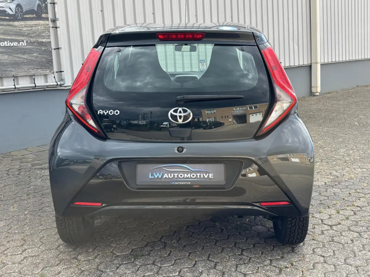 1.0 VVT-i x-joy | 15'' velgen | Camera | Carplay