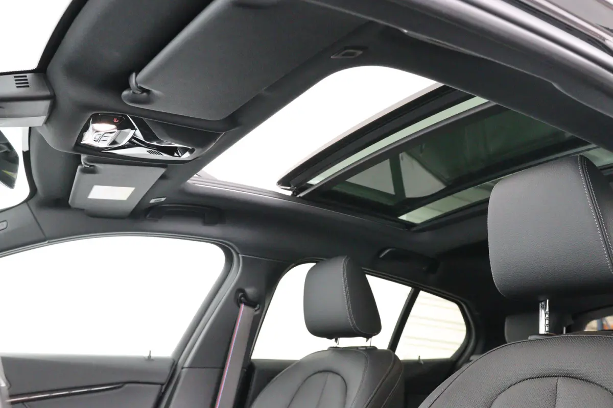 120i High Executive Edition | M- Perfomance Pack! | Open Dak | Leder | Sfeerverlichting | Camera | Sportstoelen | Clima | Stoel/Stuur Verwarming | Navi | LED | Cruise Control | Keyless