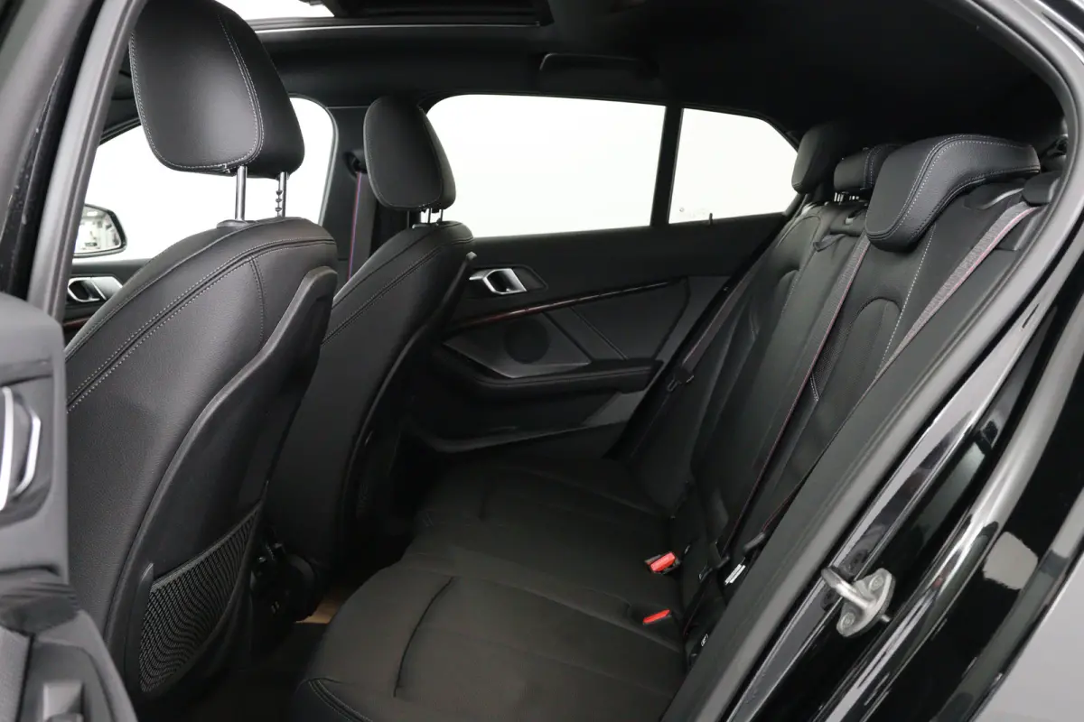 120i High Executive Edition | M- Perfomance Pack! | Open Dak | Leder | Sfeerverlichting | Camera | Sportstoelen | Clima | Stoel/Stuur Verwarming | Navi | LED | Cruise Control | Keyless