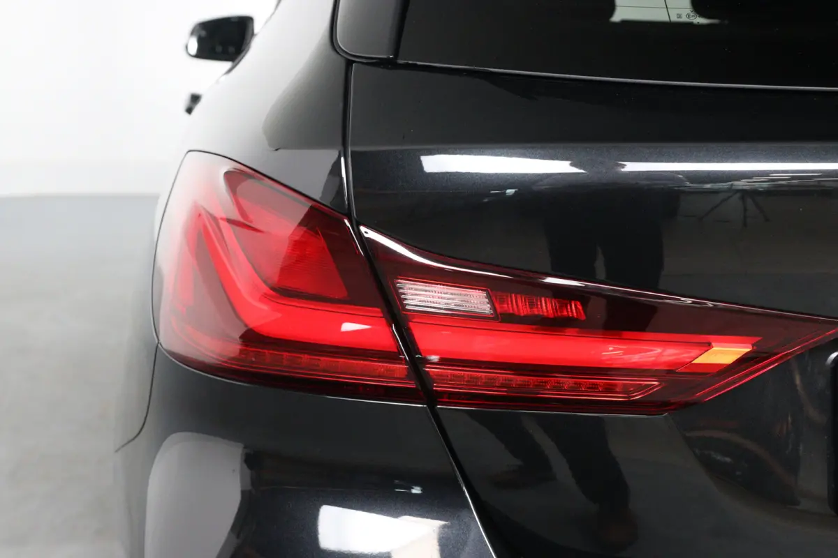 120i High Executive Edition | M- Perfomance Pack! | Open Dak | Leder | Sfeerverlichting | Camera | Sportstoelen | Clima | Stoel/Stuur Verwarming | Navi | LED | Cruise Control | Keyless