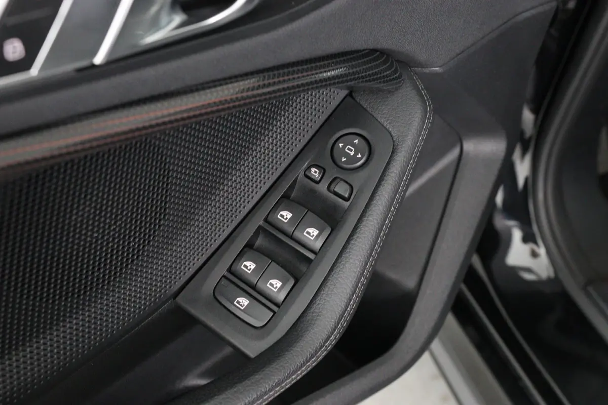 120i High Executive Edition | M- Perfomance Pack! | Open Dak | Leder | Sfeerverlichting | Camera | Sportstoelen | Clima | Stoel/Stuur Verwarming | Navi | LED | Cruise Control | Keyless