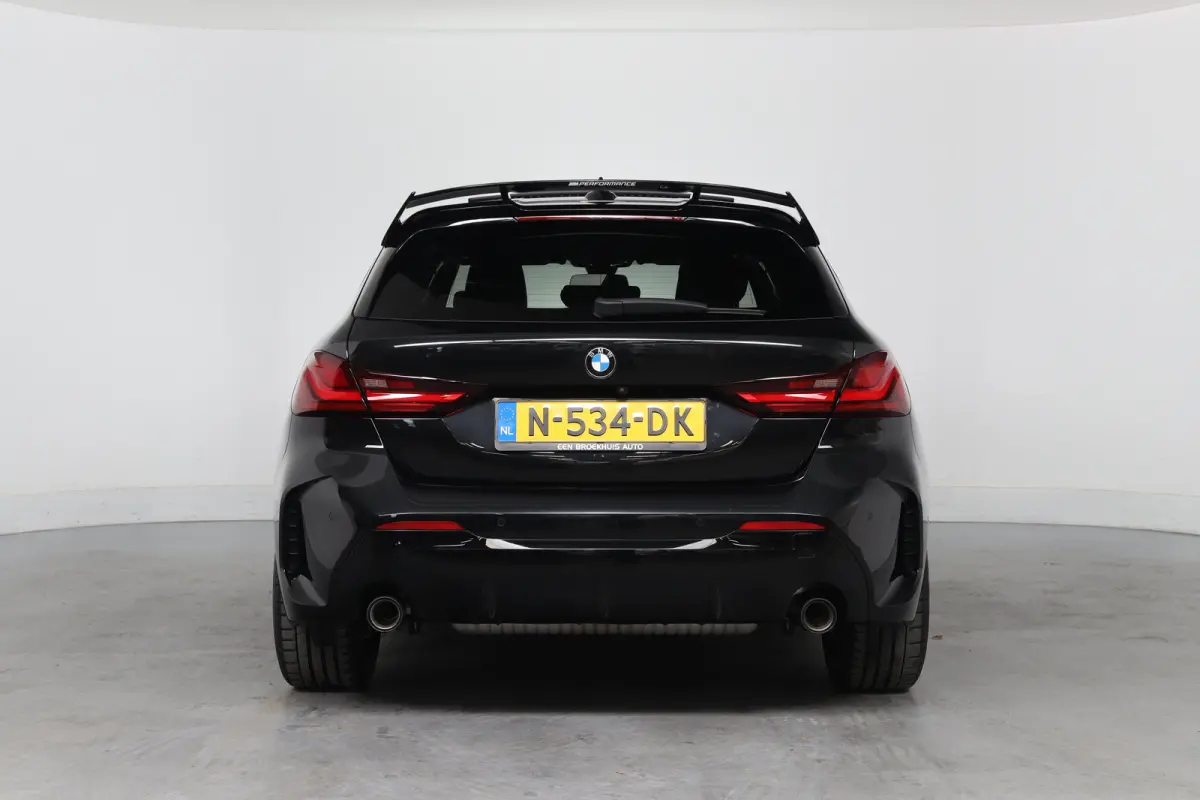 120i High Executive Edition | M- Perfomance Pack! | Open Dak | Leder | Sfeerverlichting | Camera | Sportstoelen | Clima | Stoel/Stuur Verwarming | Navi | LED | Cruise Control | Keyless