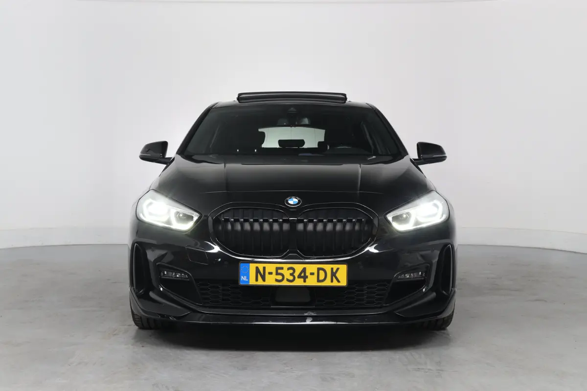 120i High Executive Edition | M- Perfomance Pack! | Open Dak | Leder | Sfeerverlichting | Camera | Sportstoelen | Clima | Stoel/Stuur Verwarming | Navi | LED | Cruise Control | Keyless