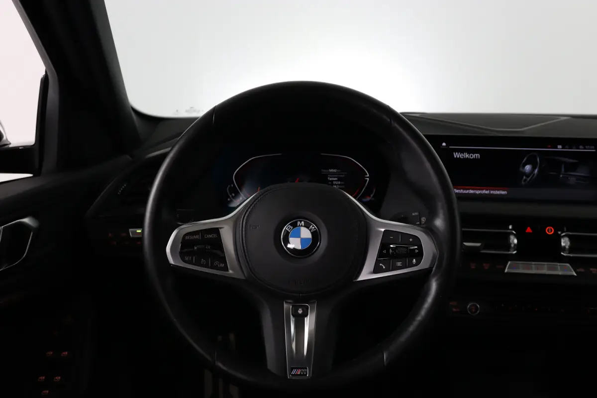 120i High Executive Edition | M- Perfomance Pack! | Open Dak | Leder | Sfeerverlichting | Camera | Sportstoelen | Clima | Stoel/Stuur Verwarming | Navi | LED | Cruise Control | Keyless