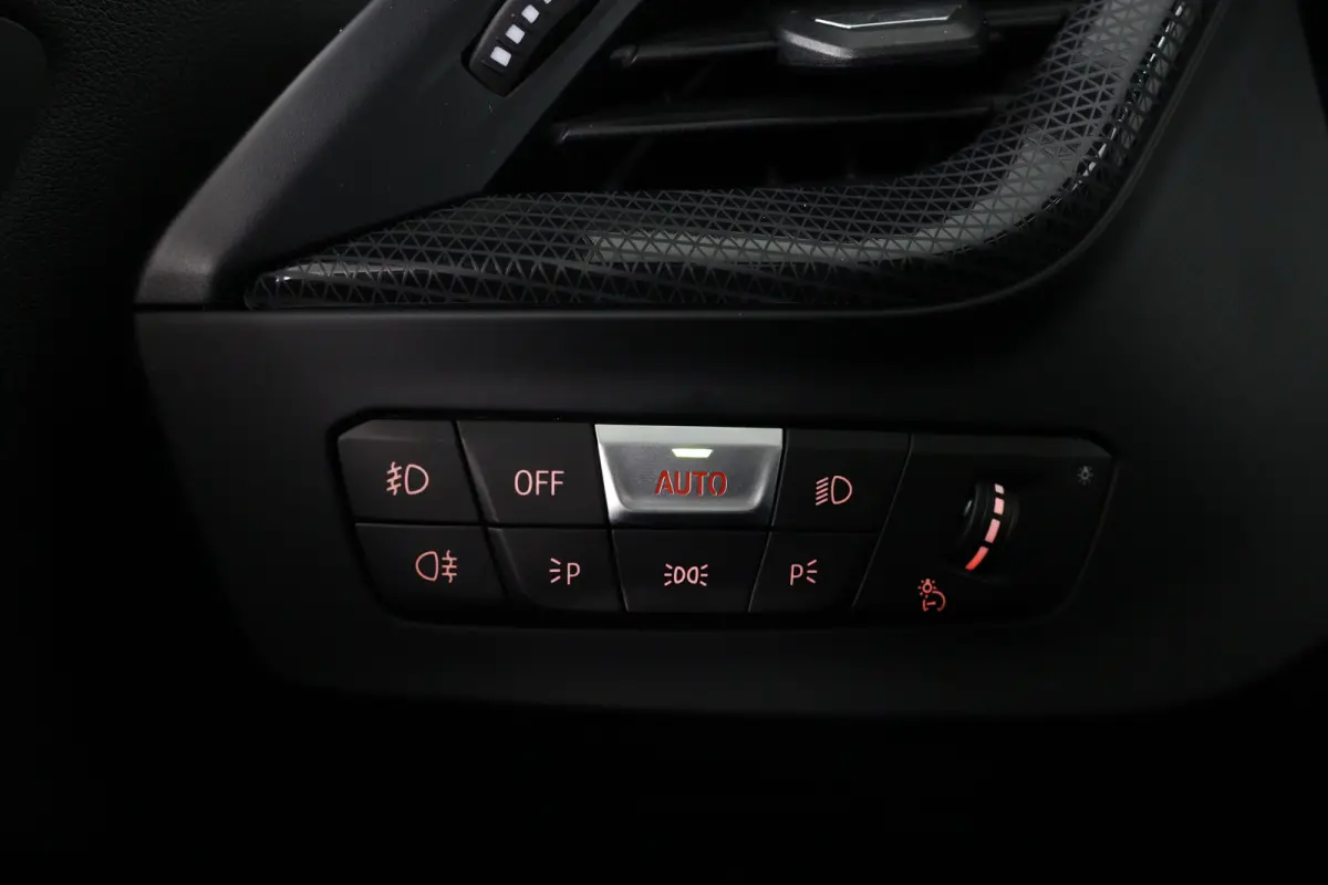 120i High Executive Edition | M- Perfomance Pack! | Open Dak | Leder | Sfeerverlichting | Camera | Sportstoelen | Clima | Stoel/Stuur Verwarming | Navi | LED | Cruise Control | Keyless