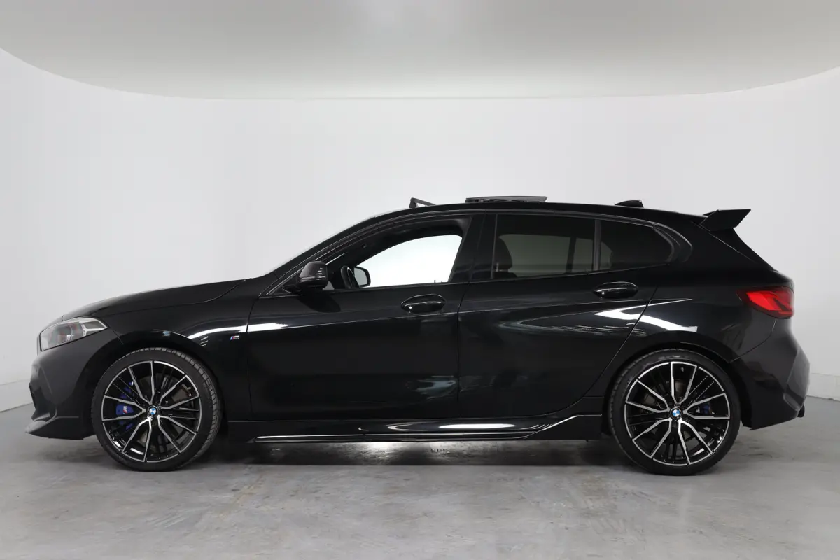 120i High Executive Edition | M- Perfomance Pack! | Open Dak | Leder | Sfeerverlichting | Camera | Sportstoelen | Clima | Stoel/Stuur Verwarming | Navi | LED | Cruise Control | Keyless
