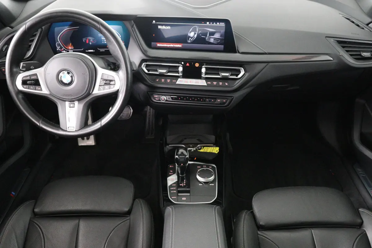 120i High Executive Edition | M- Perfomance Pack! | Open Dak | Leder | Sfeerverlichting | Camera | Sportstoelen | Clima | Stoel/Stuur Verwarming | Navi | LED | Cruise Control | Keyless