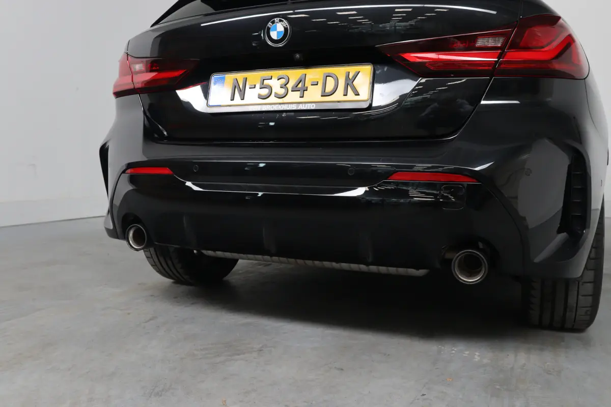 120i High Executive Edition | M- Perfomance Pack! | Open Dak | Leder | Sfeerverlichting | Camera | Sportstoelen | Clima | Stoel/Stuur Verwarming | Navi | LED | Cruise Control | Keyless