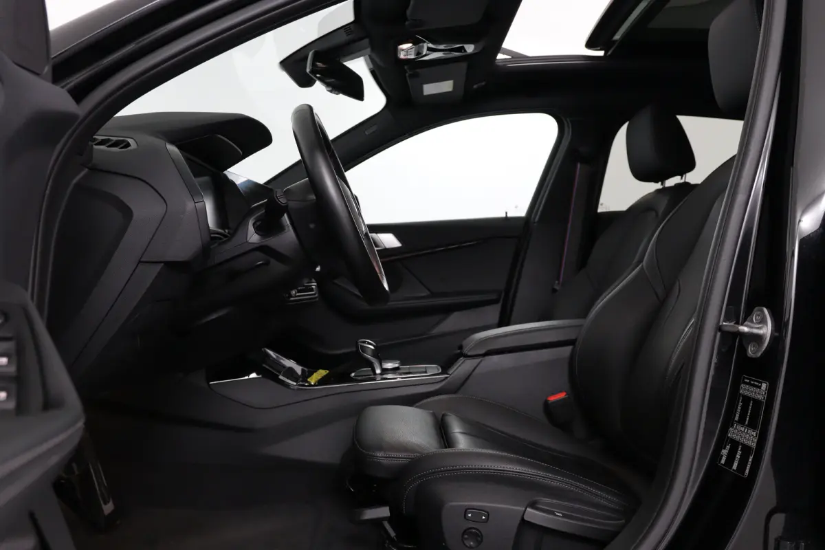 120i High Executive Edition | M- Perfomance Pack! | Open Dak | Leder | Sfeerverlichting | Camera | Sportstoelen | Clima | Stoel/Stuur Verwarming | Navi | LED | Cruise Control | Keyless