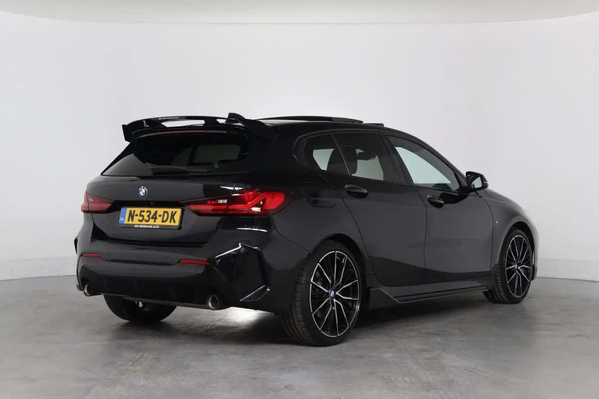 120i High Executive Edition | M- Perfomance Pack! | Open Dak | Leder | Sfeerverlichting | Camera | Sportstoelen | Clima | Stoel/Stuur Verwarming | Navi | LED | Cruise Control | Keyless