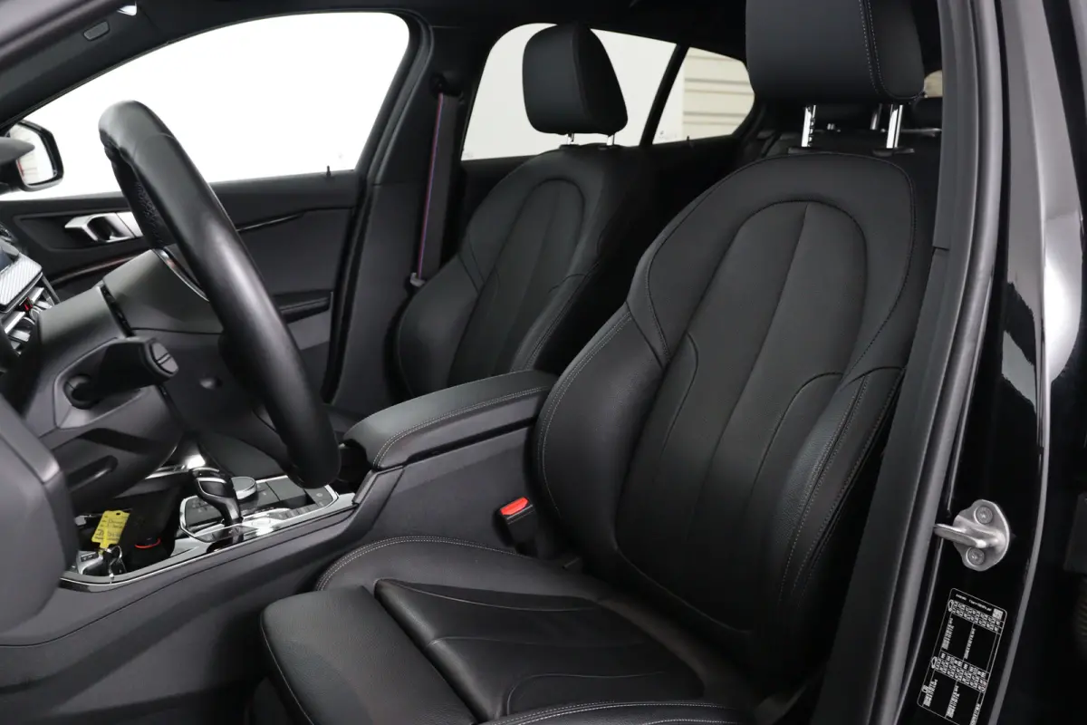 120i High Executive Edition | M- Perfomance Pack! | Open Dak | Leder | Sfeerverlichting | Camera | Sportstoelen | Clima | Stoel/Stuur Verwarming | Navi | LED | Cruise Control | Keyless
