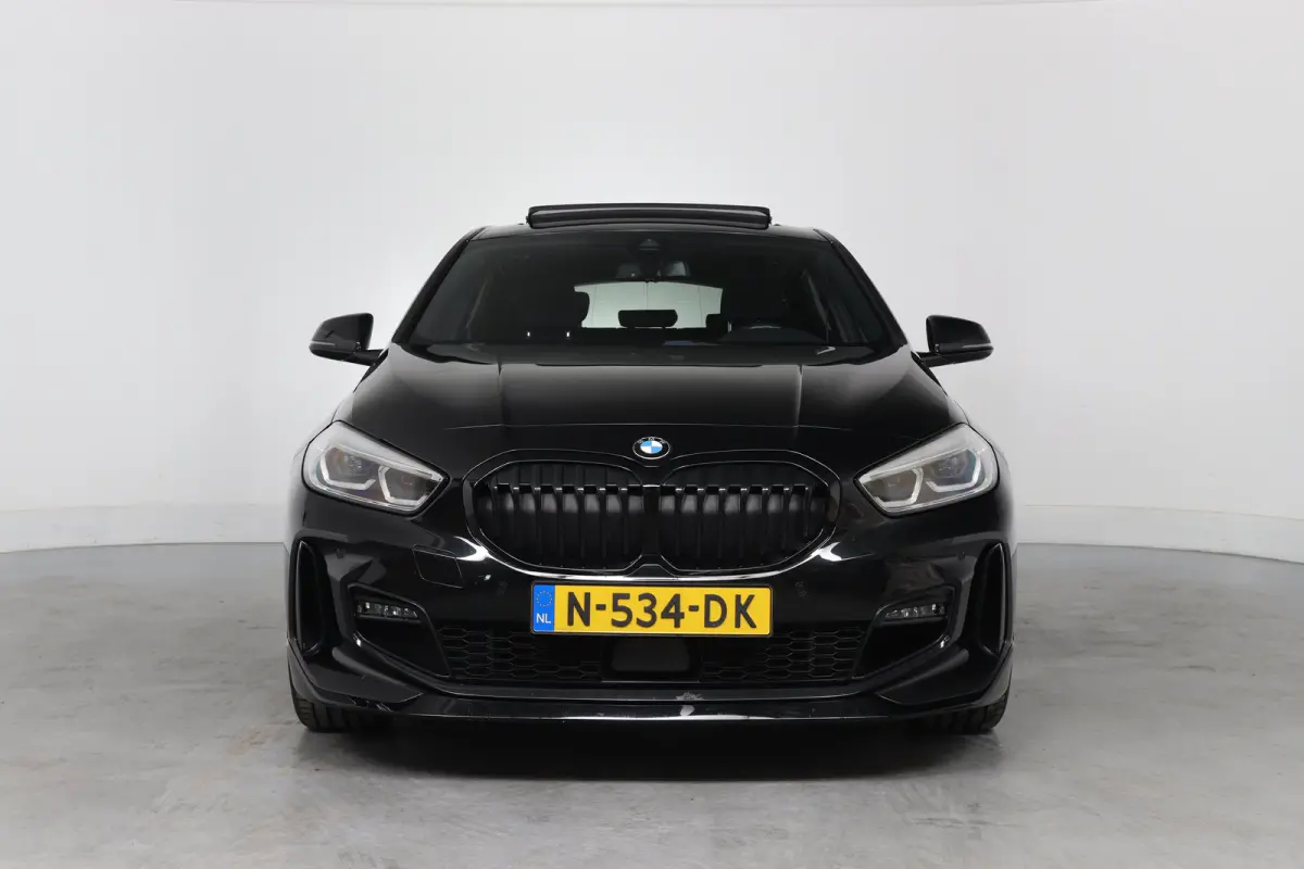 120i High Executive Edition | M- Perfomance Pack! | Open Dak | Leder | Sfeerverlichting | Camera | Sportstoelen | Clima | Stoel/Stuur Verwarming | Navi | LED | Cruise Control | Keyless