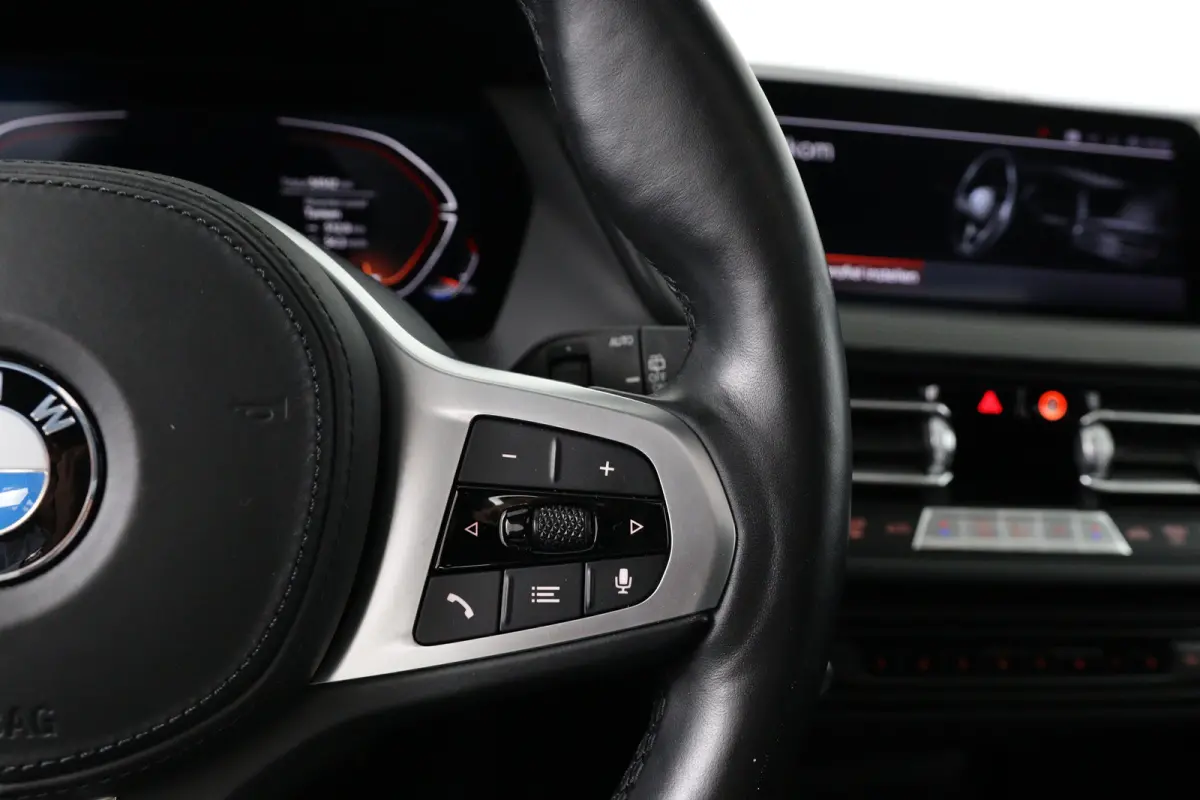 120i High Executive Edition | M- Perfomance Pack! | Open Dak | Leder | Sfeerverlichting | Camera | Sportstoelen | Clima | Stoel/Stuur Verwarming | Navi | LED | Cruise Control | Keyless