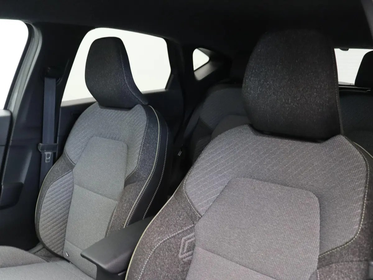 E-Tech full hybrid 145pk techno | Navigatie | Achteruitrijcamera | Parkeersensoren voor en achter | Climate control |